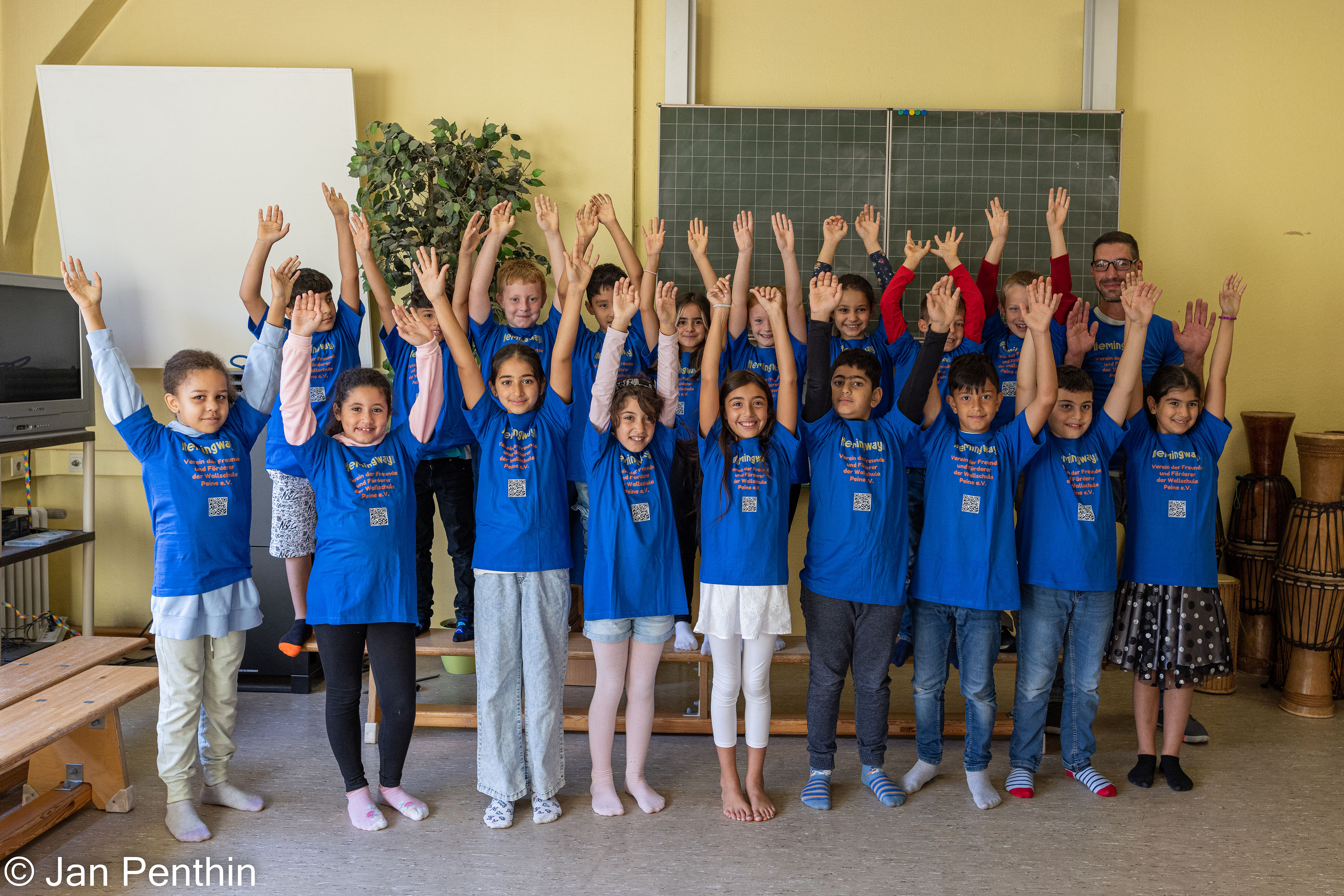 Kinder der Wallschule tragen die neuen T-Shirts2